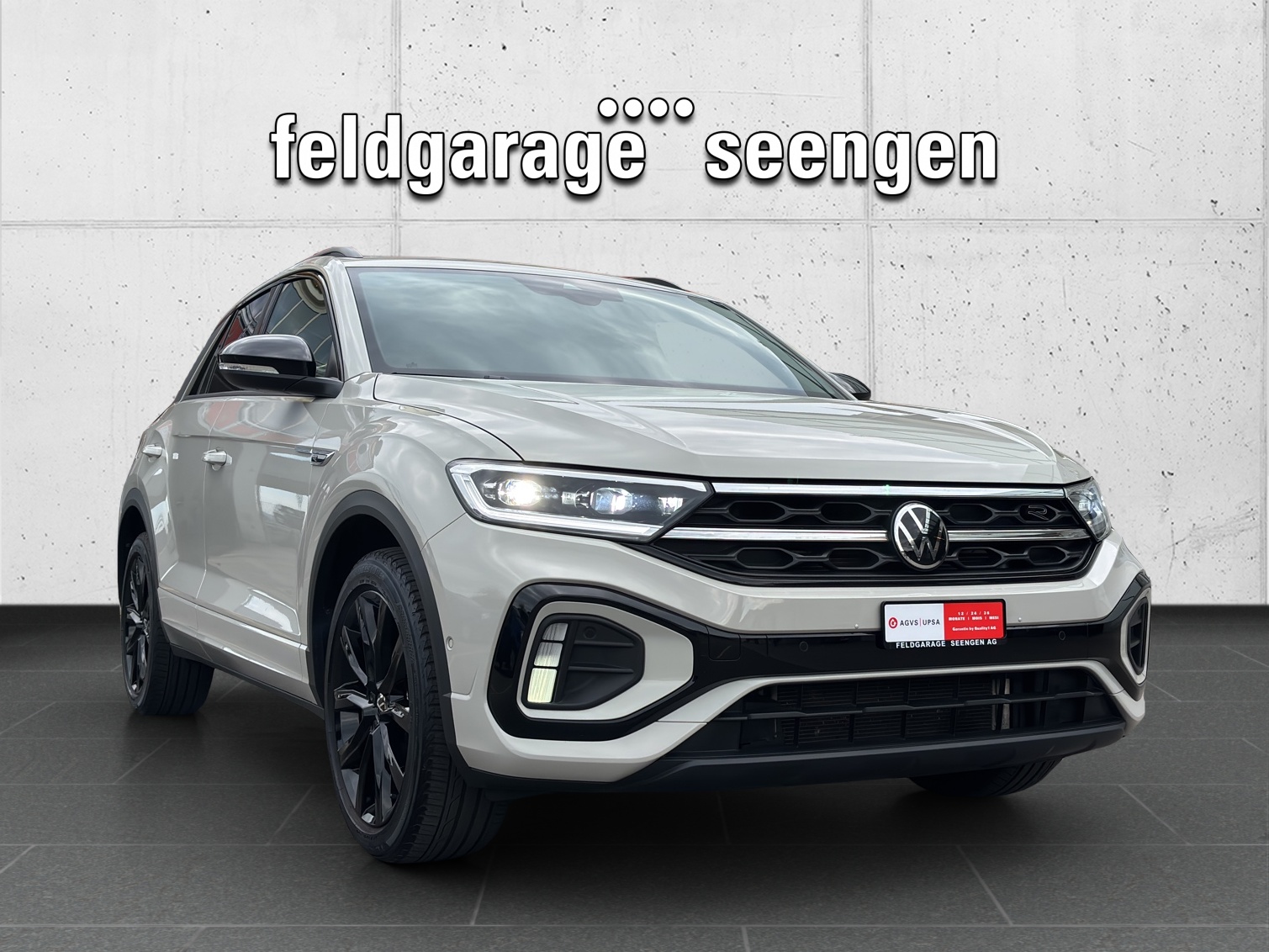 VW T-Roc 1.5 TSI EVO R-Line DSG mit AHK, Design-Paket "Black Style" & Winterräder-image-2
