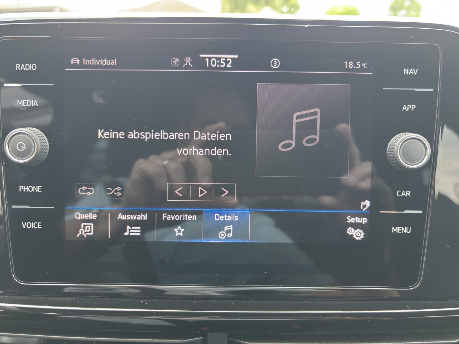 VW T-Roc 1.5 TSI EVO R-Line DSG mit AHK, Design-Paket "Black Style" & Winterräder-image-18