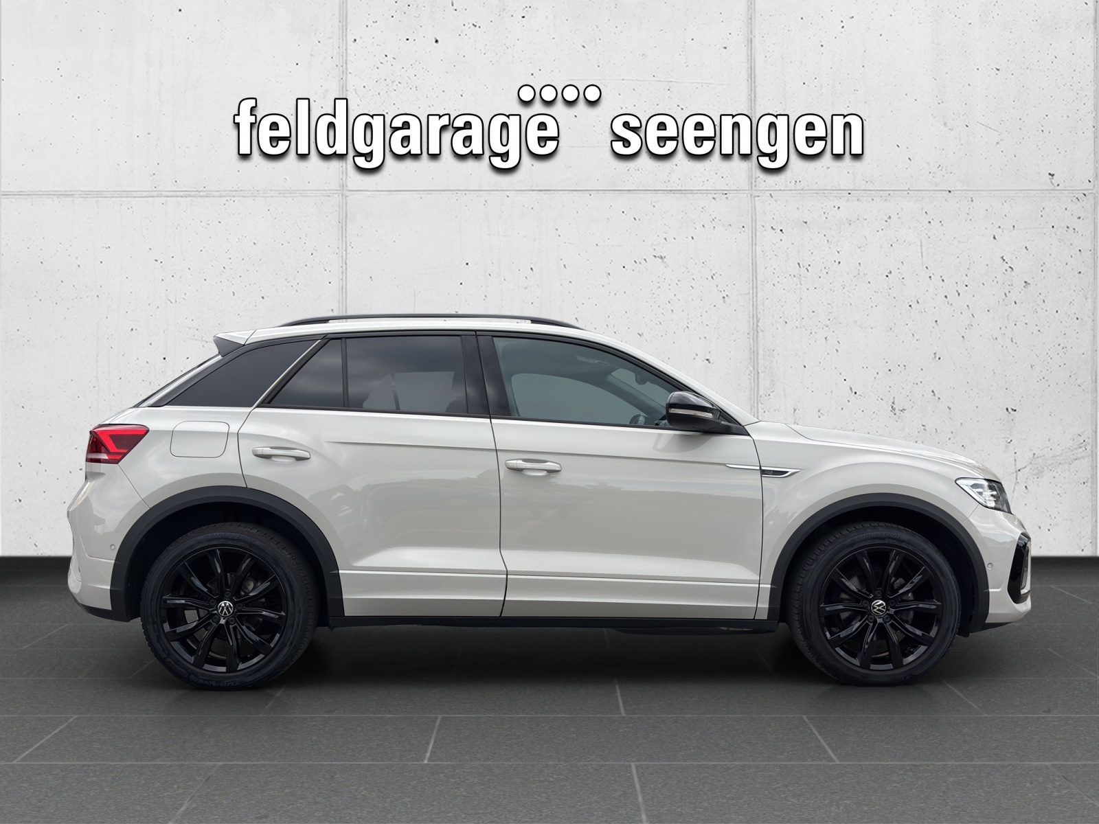 VW T-Roc 1.5 TSI EVO R-Line DSG mit AHK, Design-Paket "Black Style" & Winterräder-image-3