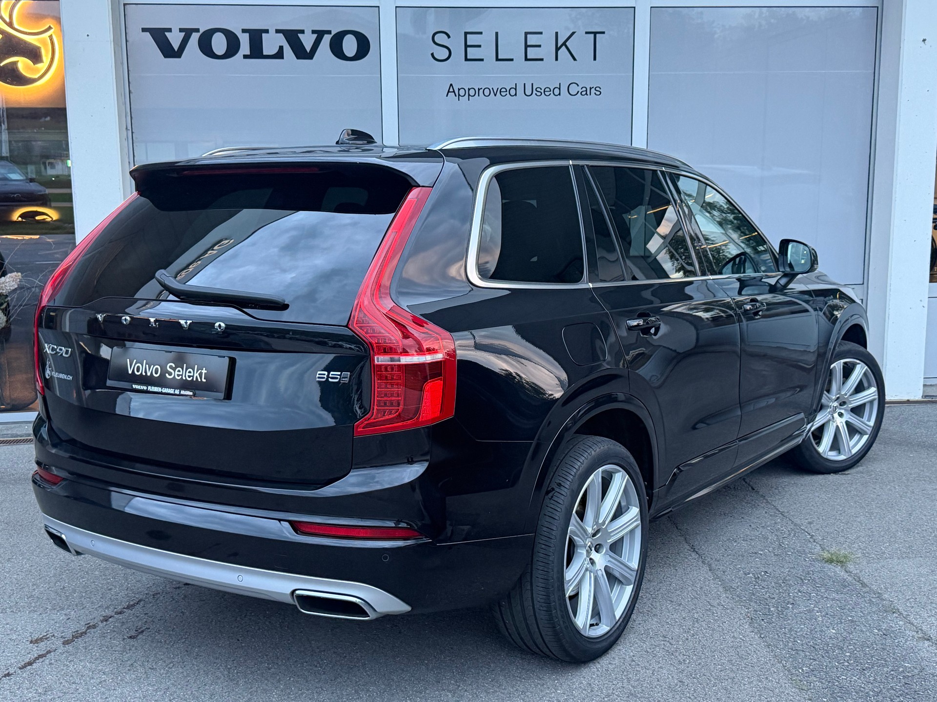 VOLVO XC90 B5 Diesel Mild Hybrid AWD Momentum Geartronic-image-1