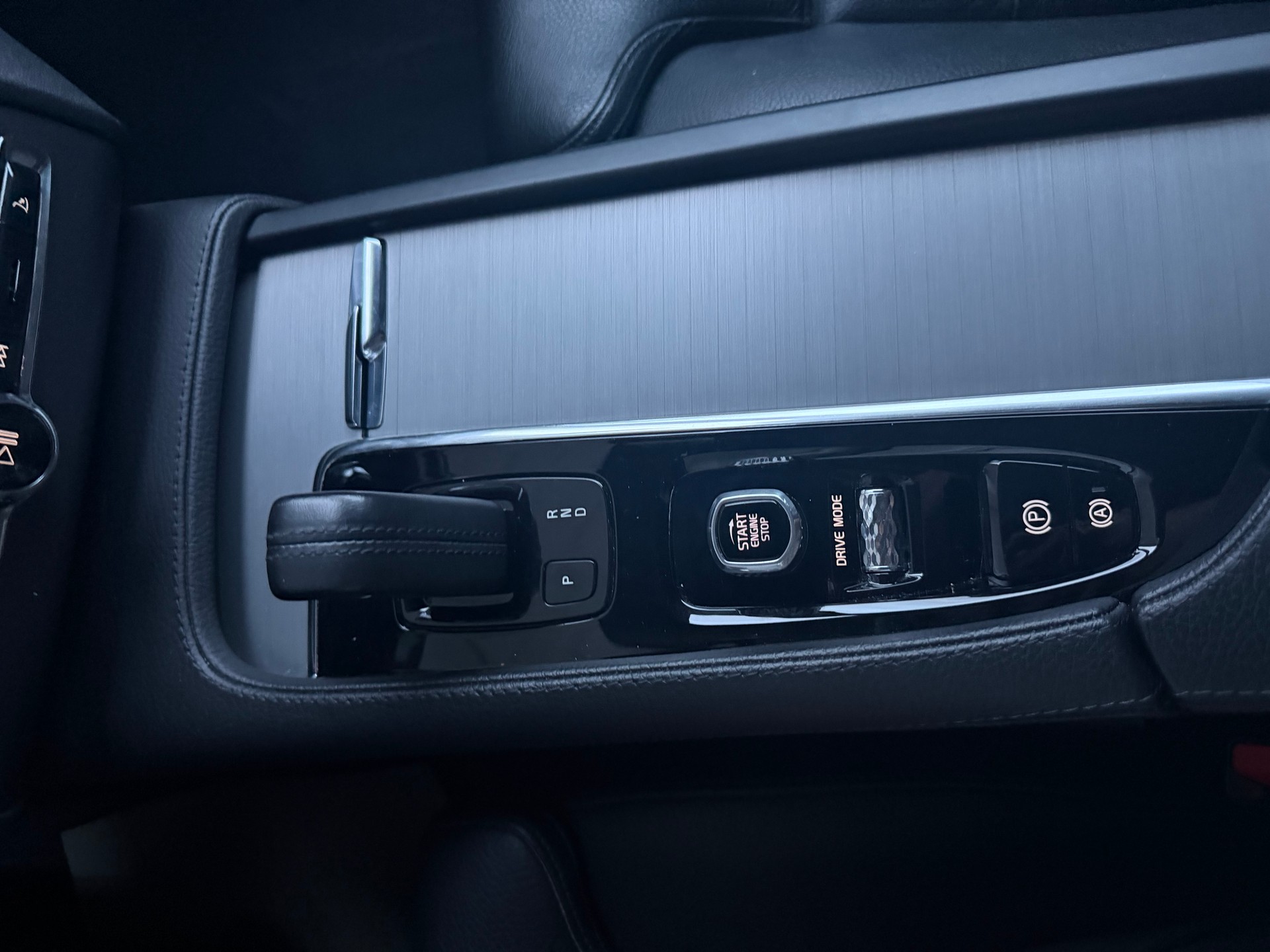 VOLVO XC90 B5 Diesel Mild Hybrid AWD Momentum Geartronic-image-12