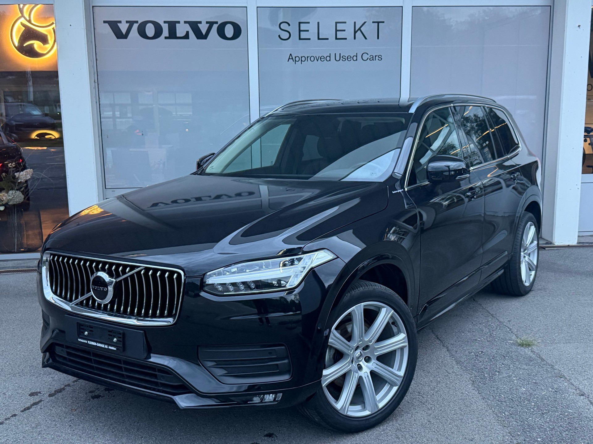 VOLVO XC90 B5 Diesel Mild Hybrid AWD Momentum Geartronic-image-0
