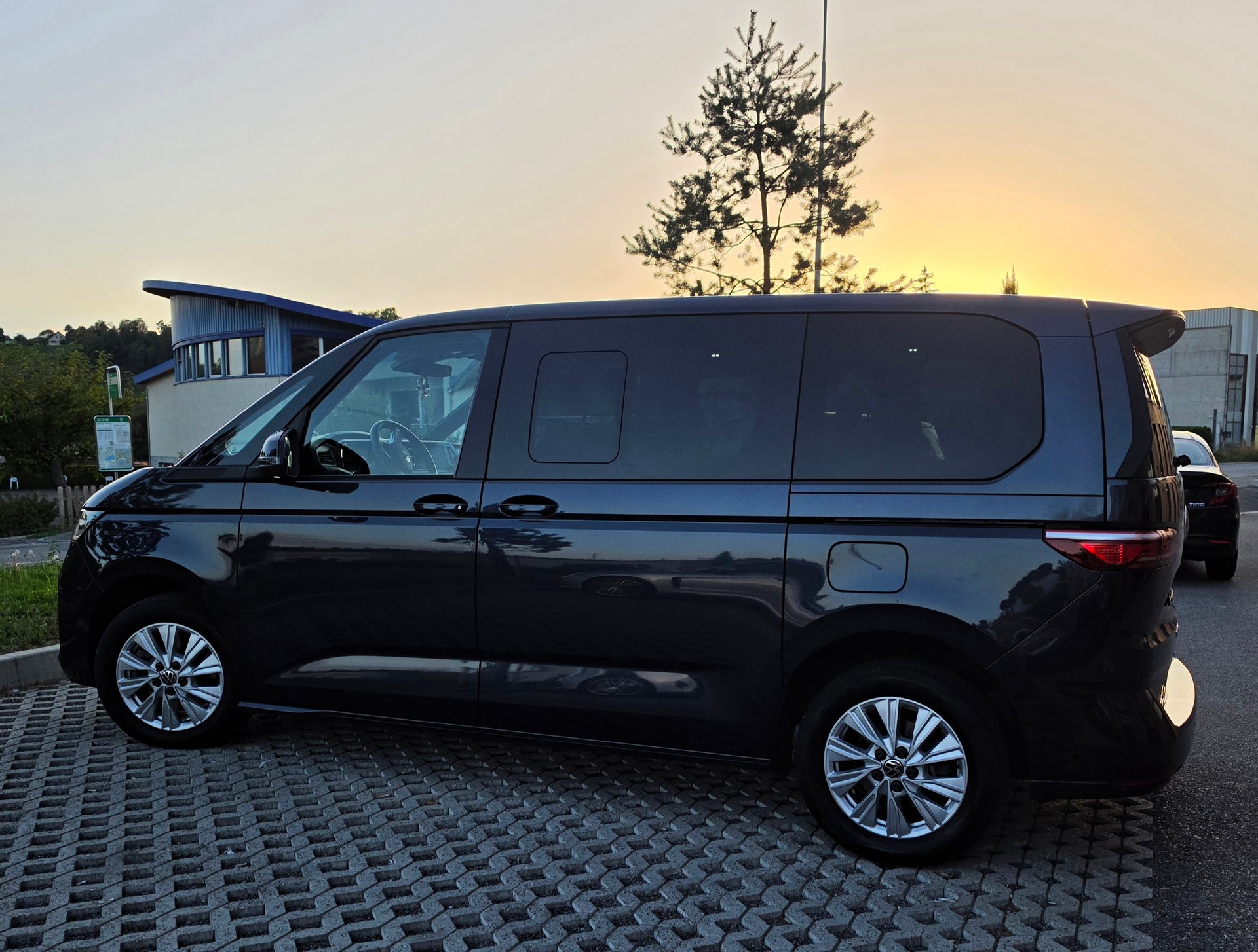 VW Multivan 1.4 eHybrid Style Liberty DSG Lang-image-2
