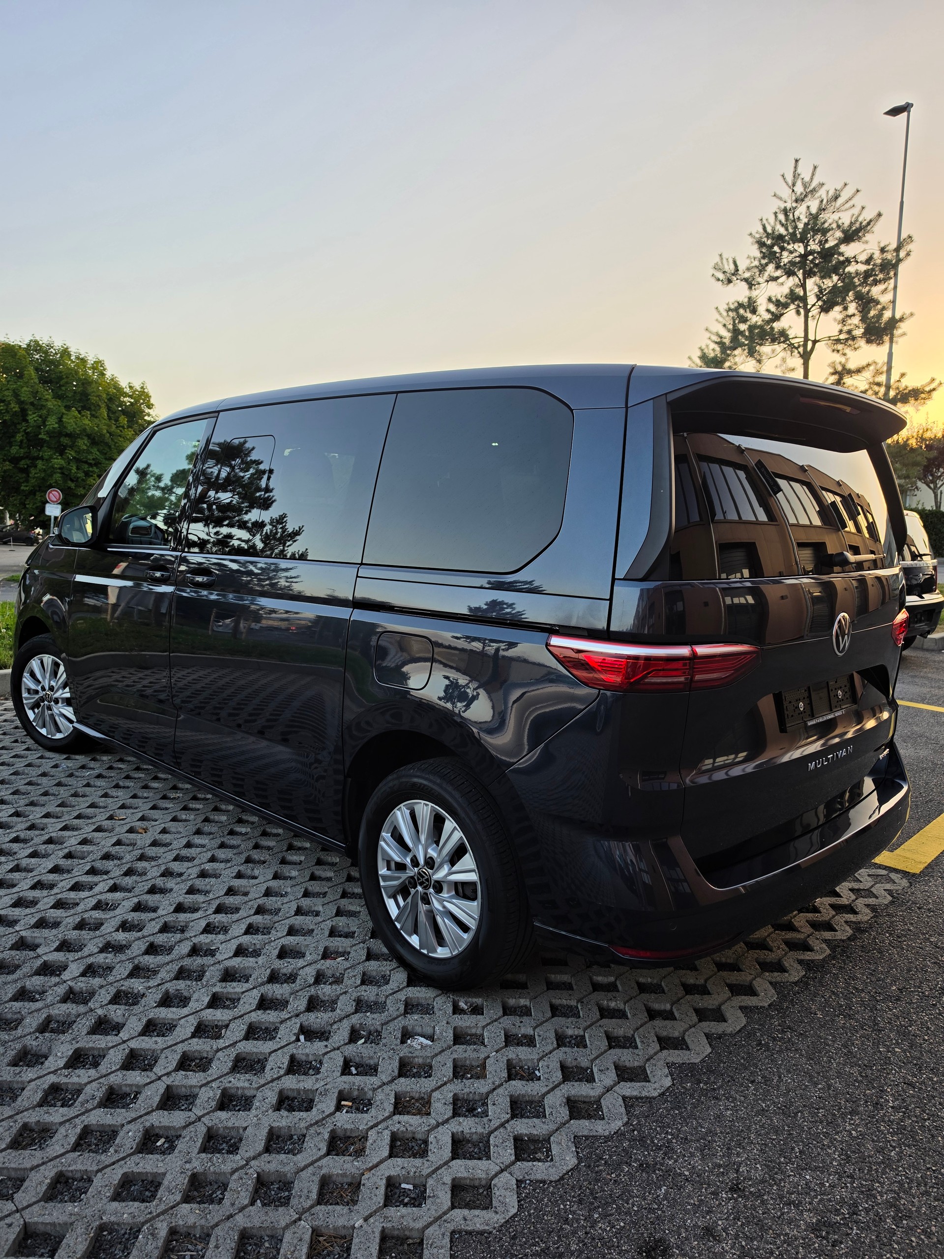 VW Multivan 1.4 eHybrid Style Liberty DSG Lang-image-3