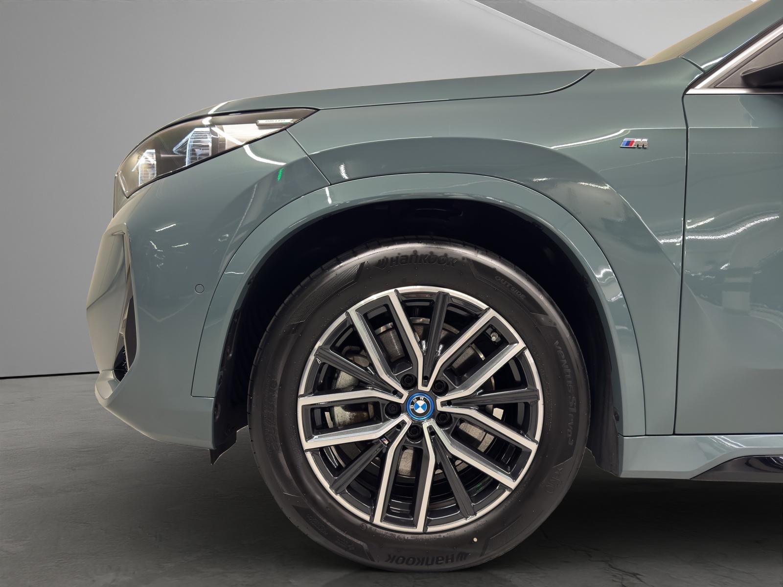 BMW iX1 30 xDrive-image-8