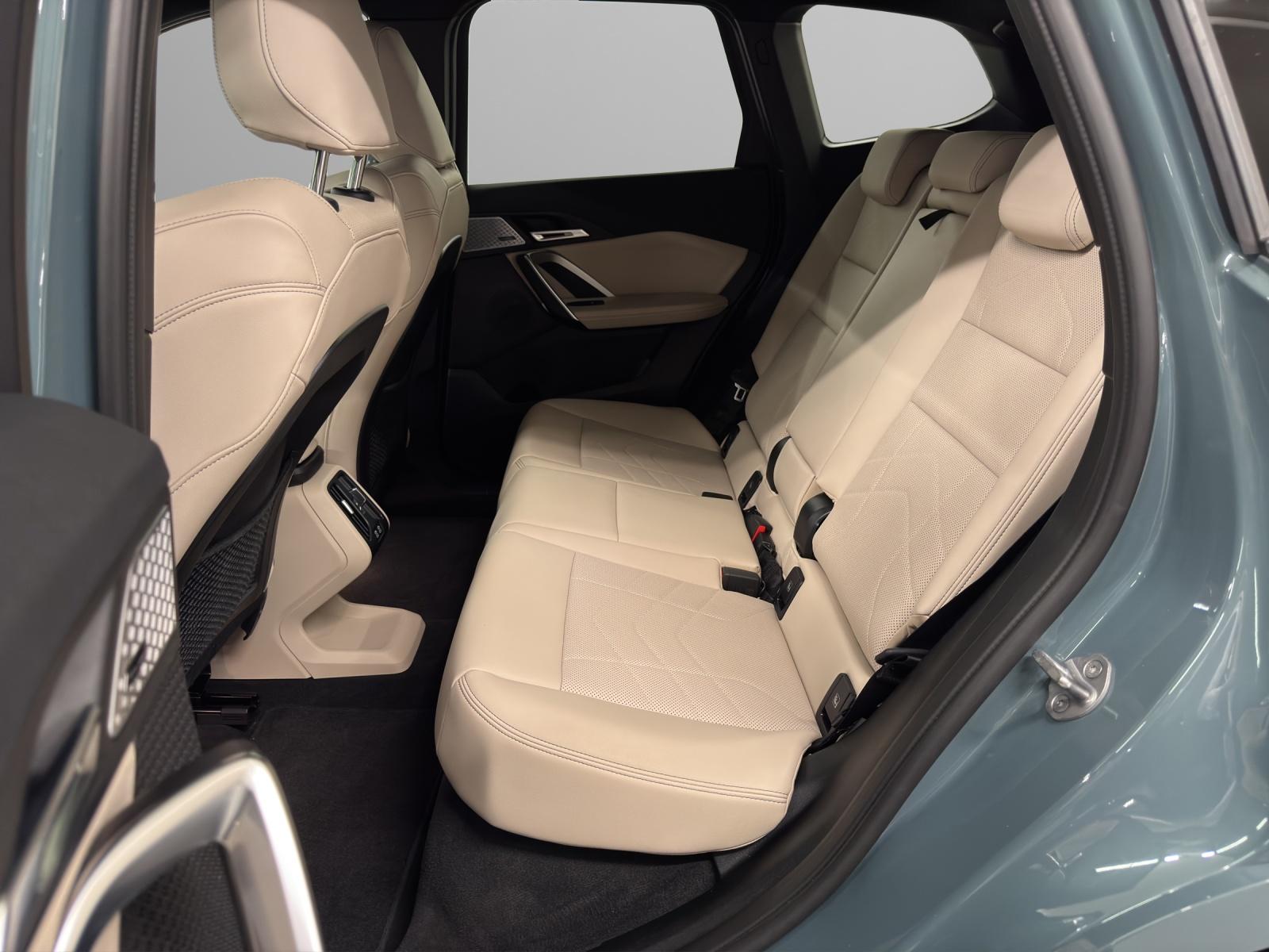 BMW iX1 30 xDrive-image-13