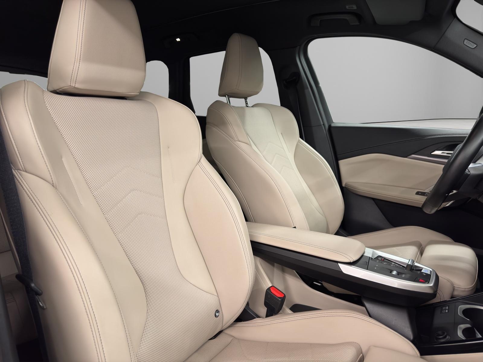 BMW iX1 30 xDrive-image-14