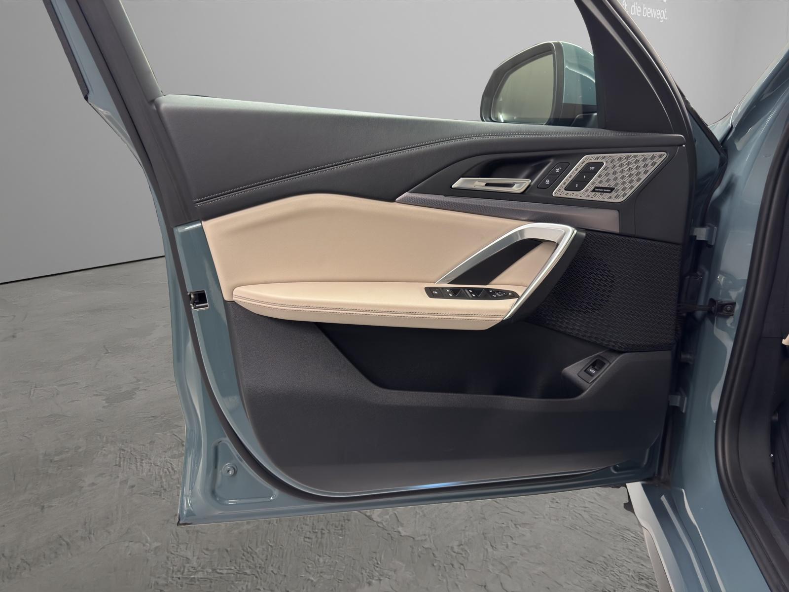 BMW iX1 30 xDrive-image-12