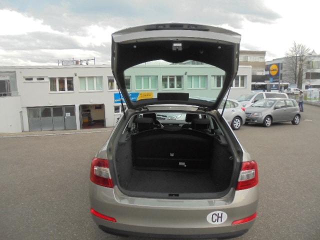 SKODA Octavia 1.6 TDI Ambition DSG-image-14