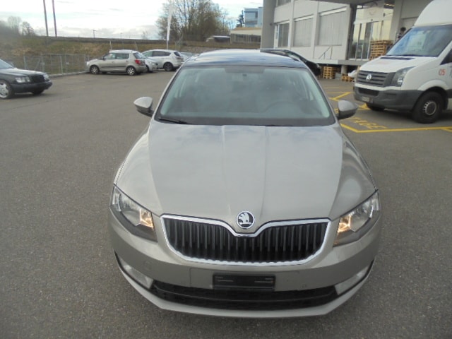 SKODA Octavia 1.6 TDI Ambition DSG-image-9