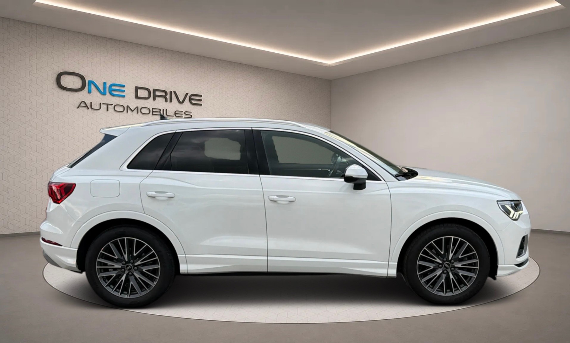 AUDI Q3 40 TFSI quattro S-tronic-image-3
