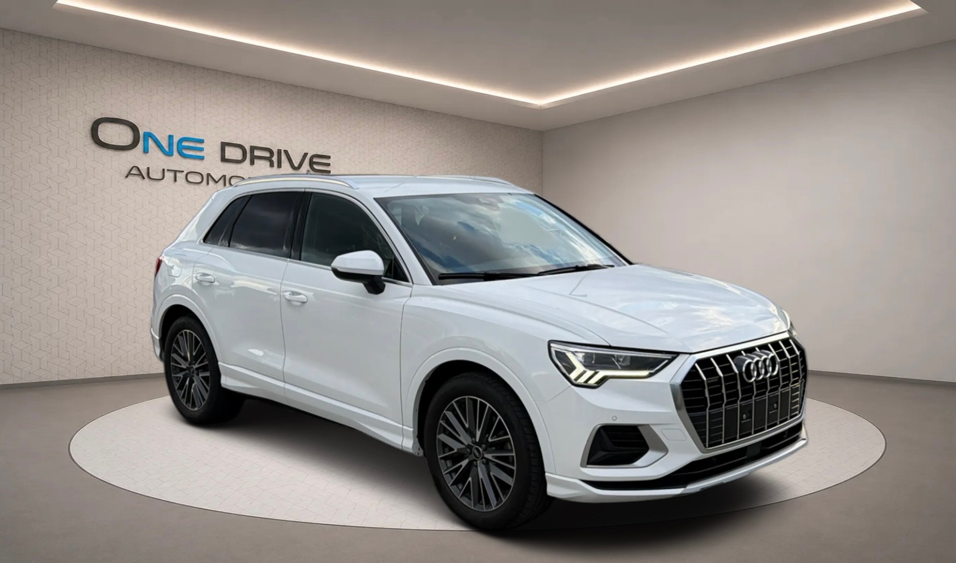 AUDI Q3 40 TFSI quattro S-tronic-image-0