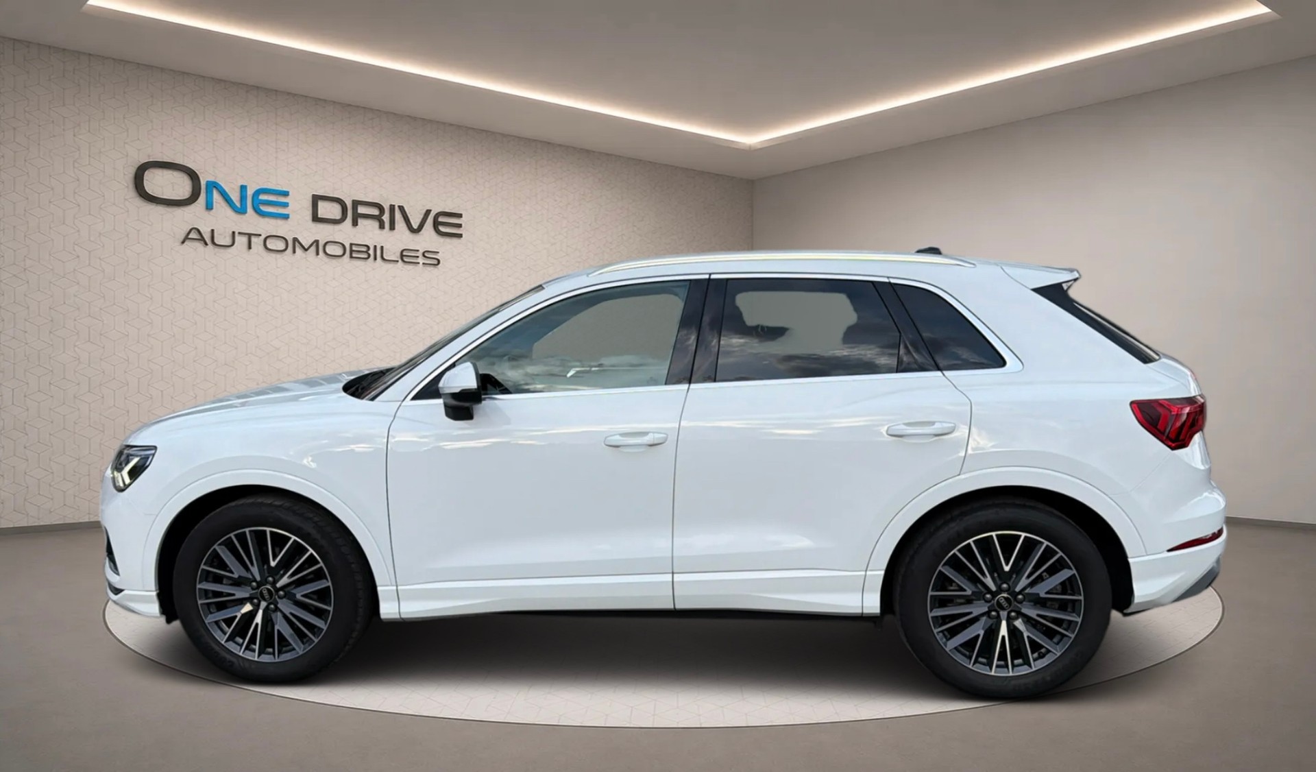 AUDI Q3 40 TFSI quattro S-tronic-image-4