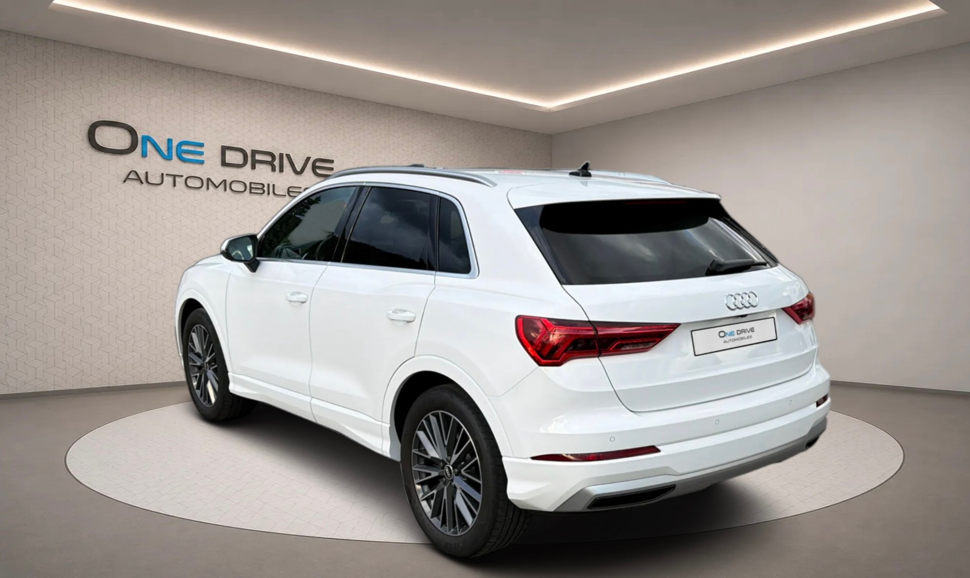 AUDI Q3 40 TFSI quattro S-tronic-image-5