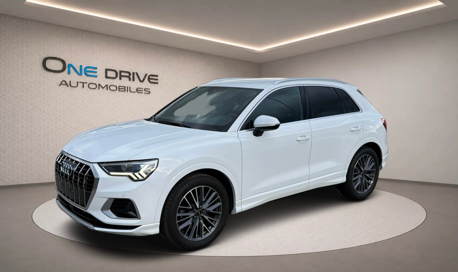 AUDI Q3 40 TFSI quattro S-tronic-image-1