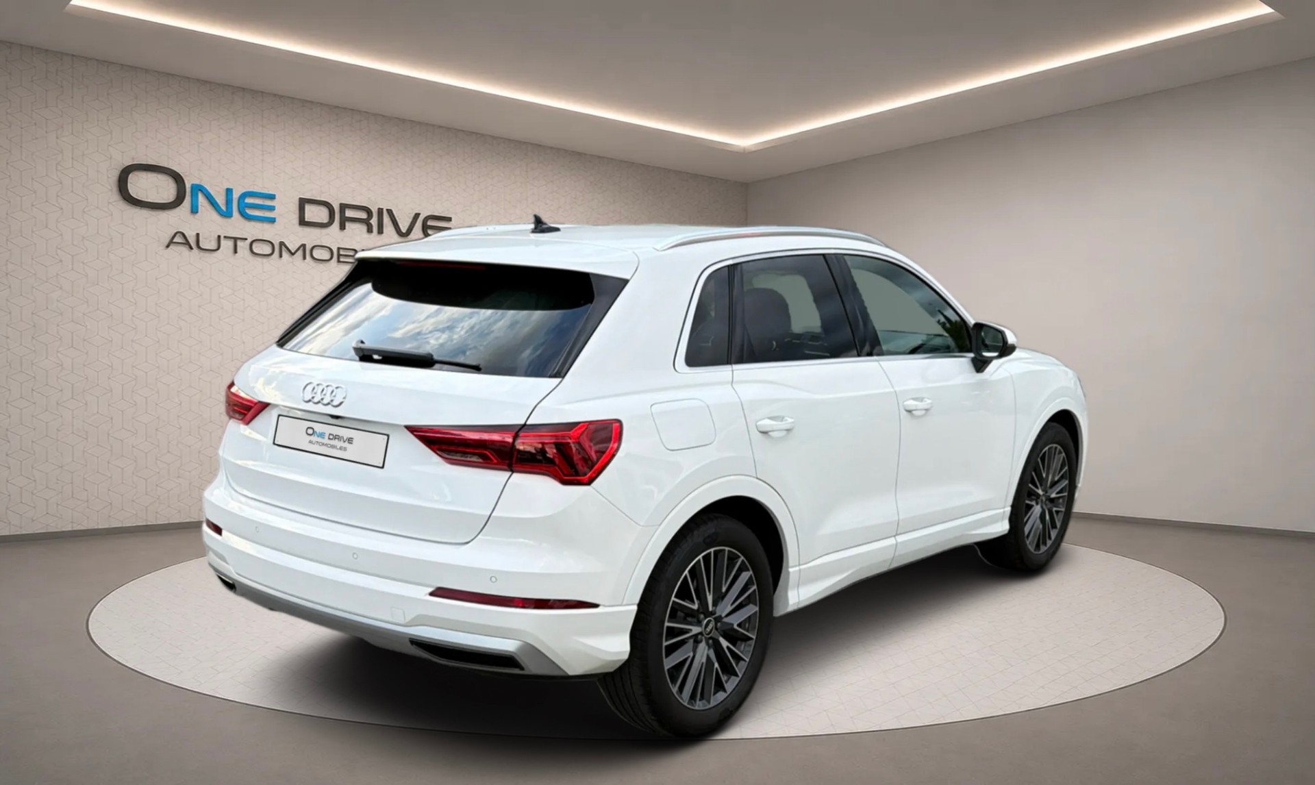 AUDI Q3 40 TFSI quattro S-tronic-image-6