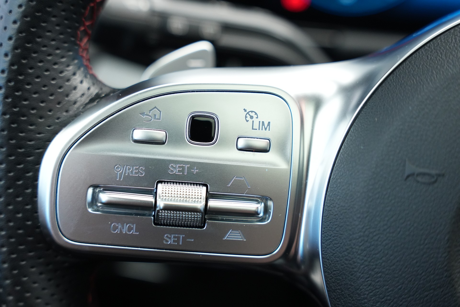 MERCEDES-BENZ GLA 220d 4Matic AMG Line 8G-DCT *AHK* *Panorama*-image-23
