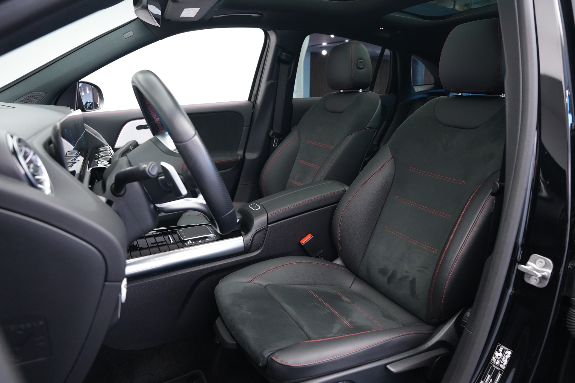MERCEDES-BENZ GLA 220d 4Matic AMG Line 8G-DCT *AHK* *Panorama*-image-12