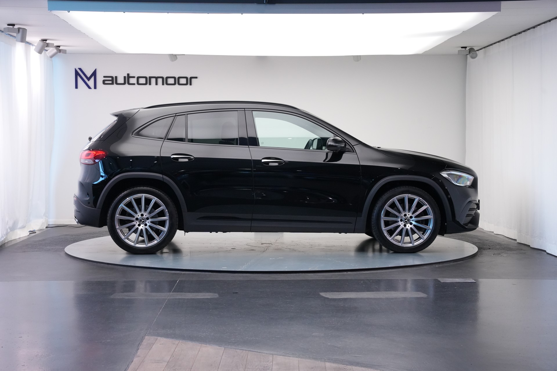 MERCEDES-BENZ GLA 220d 4Matic AMG Line 8G-DCT *AHK* *Panorama*-showroom-element-3