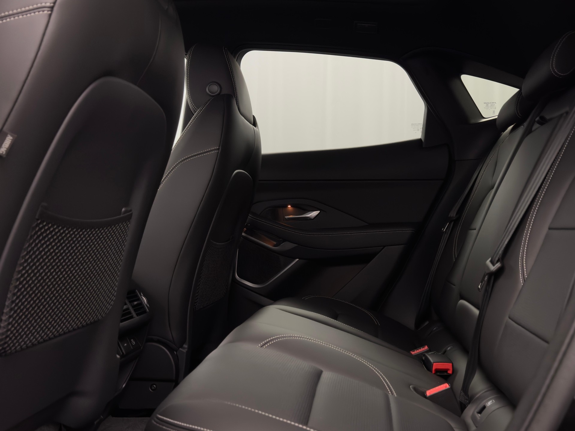 JAGUAR E-Pace 1.5 T 270e R-Dynamic SE AWD-image-4