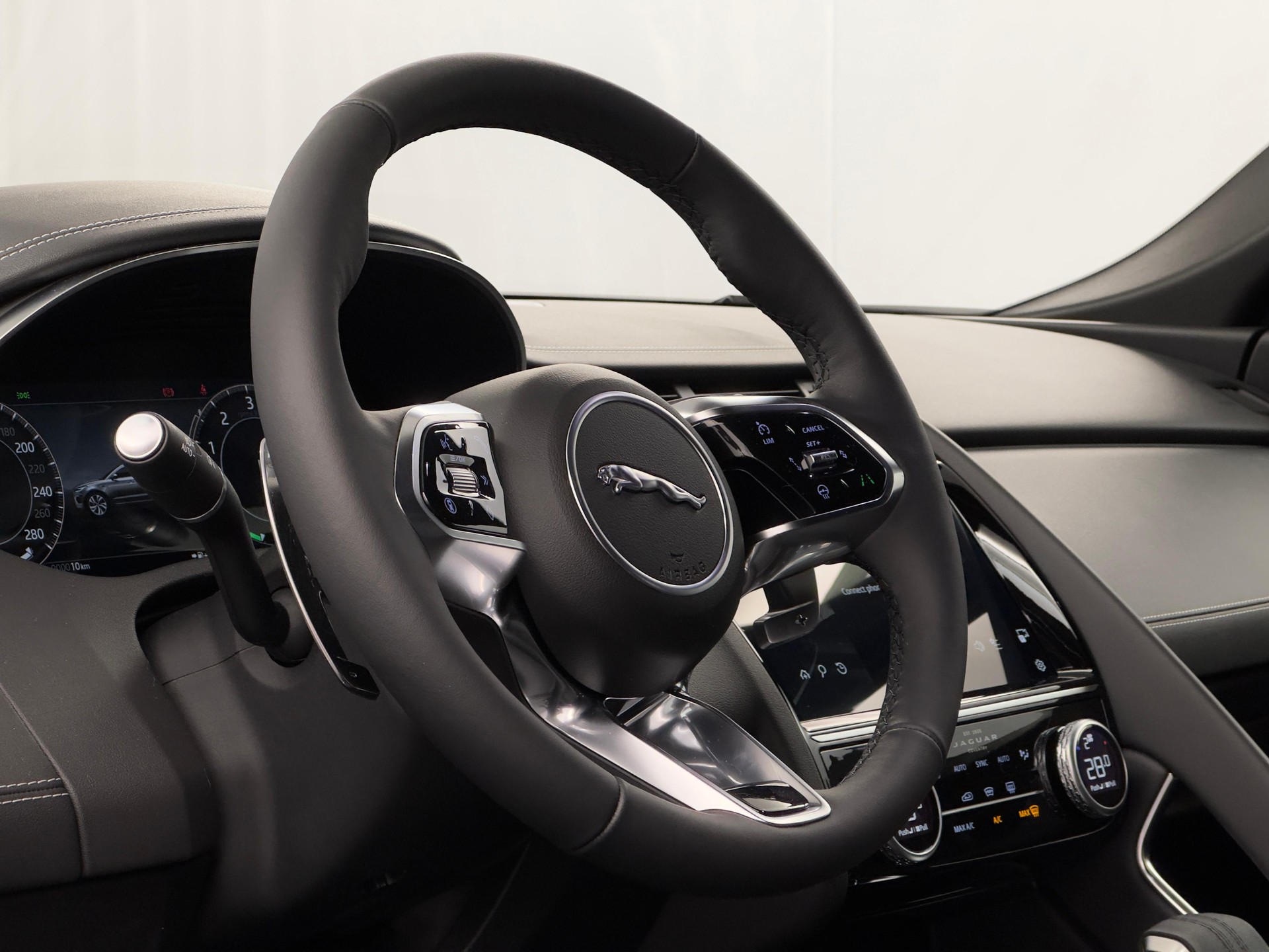JAGUAR E-Pace 1.5 T 270e R-Dynamic SE AWD-image-10