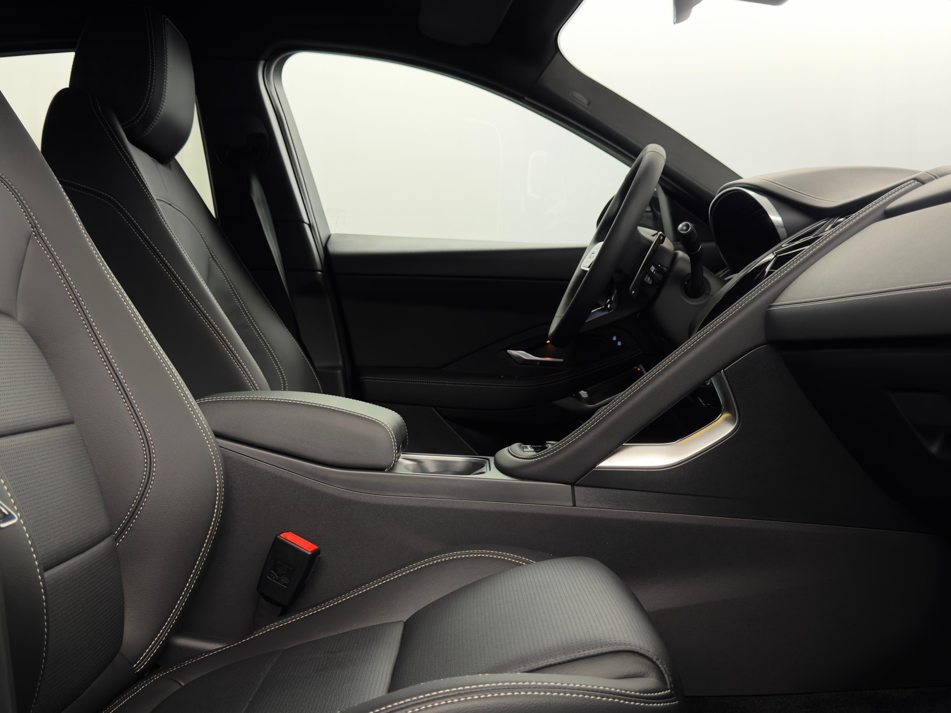 JAGUAR E-Pace 1.5 T 270e R-Dynamic SE AWD-image-3