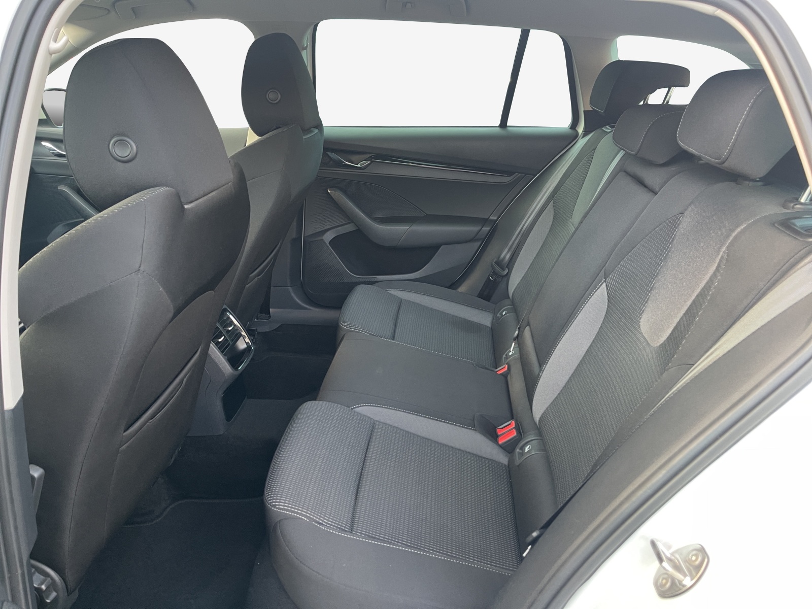 SKODA Octavia Combi 2.0 TDI DSG Ambition 4x4-image-11