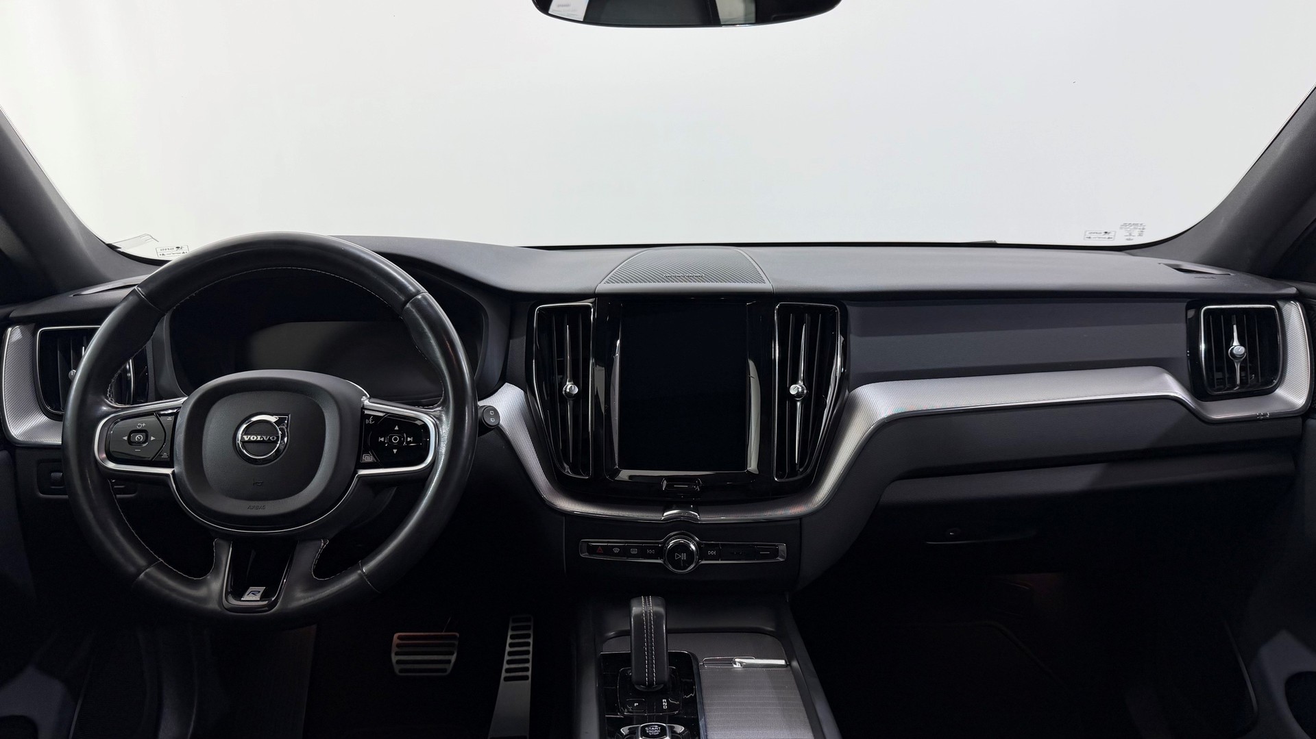 VOLVO XC60 T8 eAWD R-Design-image-4
