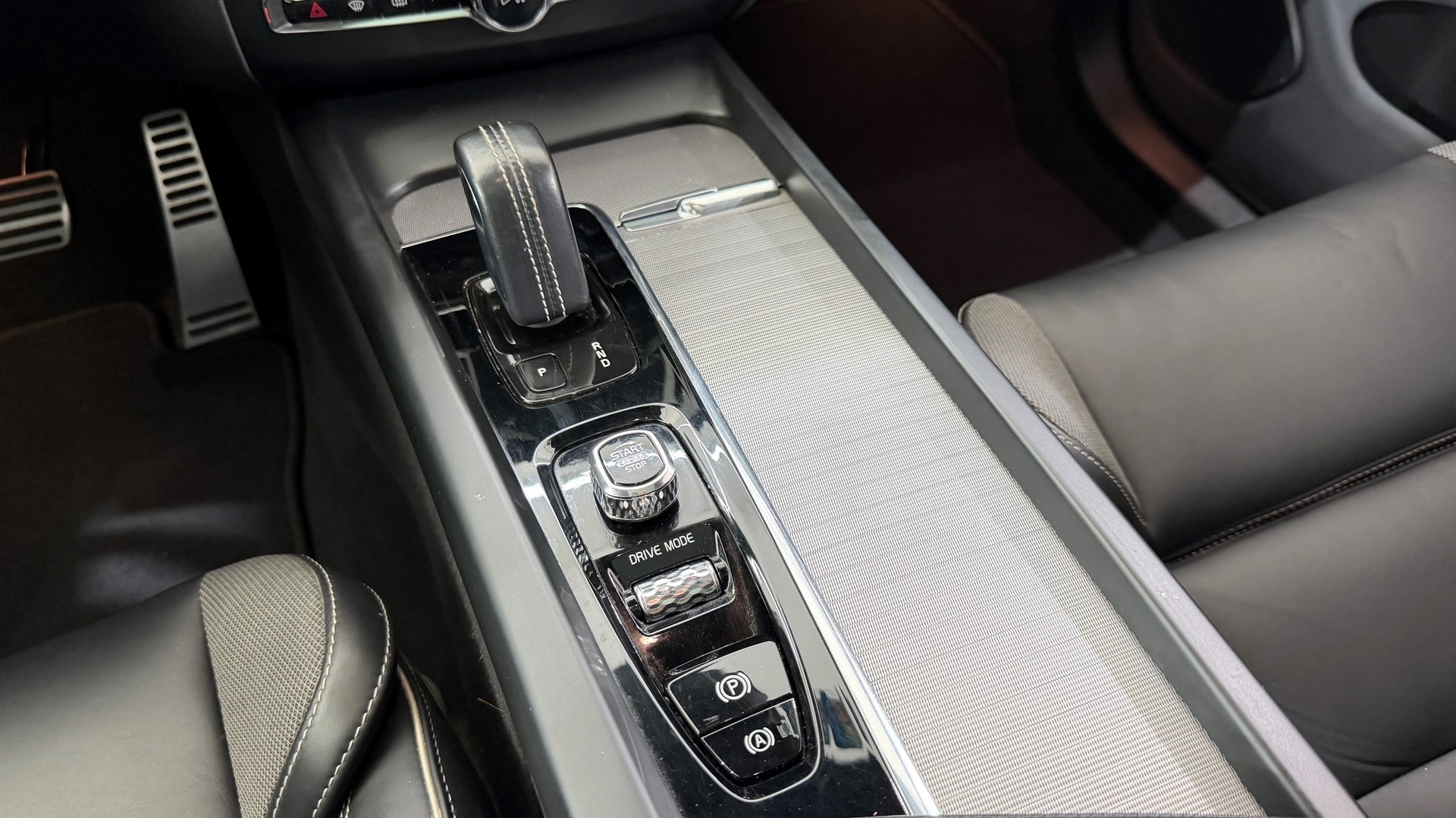 VOLVO XC60 T8 eAWD R-Design-image-13