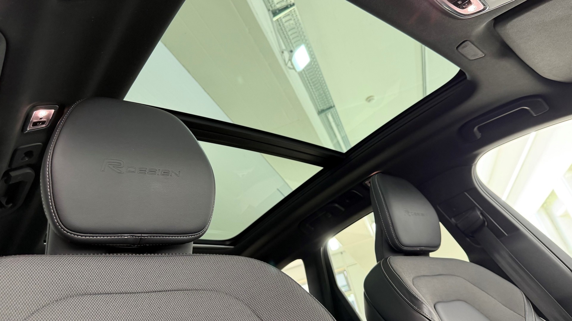 VOLVO XC60 T8 eAWD R-Design-image-12