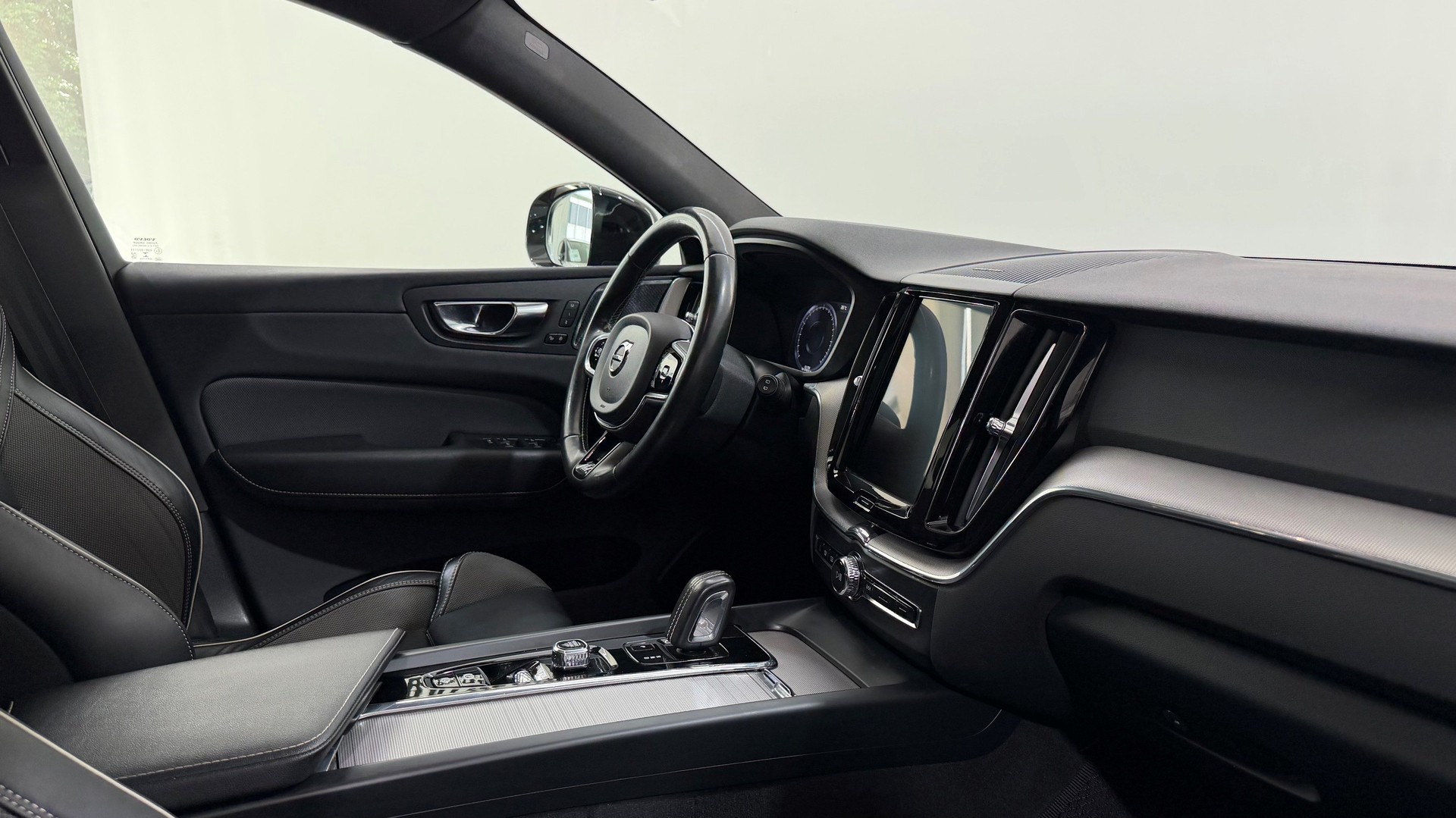 VOLVO XC60 T8 eAWD R-Design-image-3