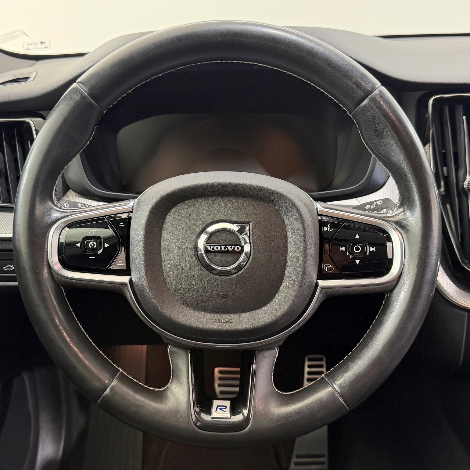 VOLVO XC60 T8 eAWD R-Design-image-9