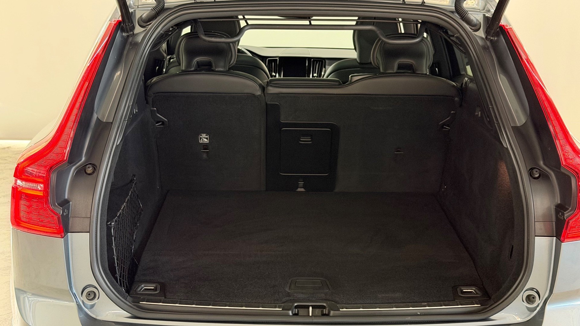 VOLVO XC60 T8 eAWD R-Design-image-11