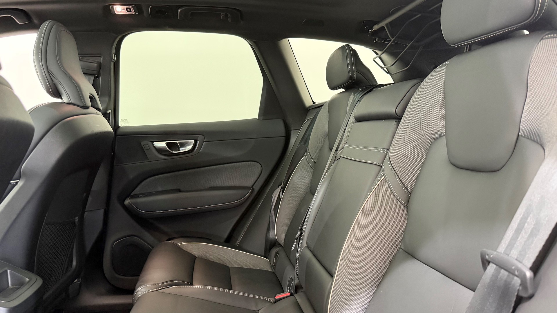 VOLVO XC60 T8 eAWD R-Design-image-5