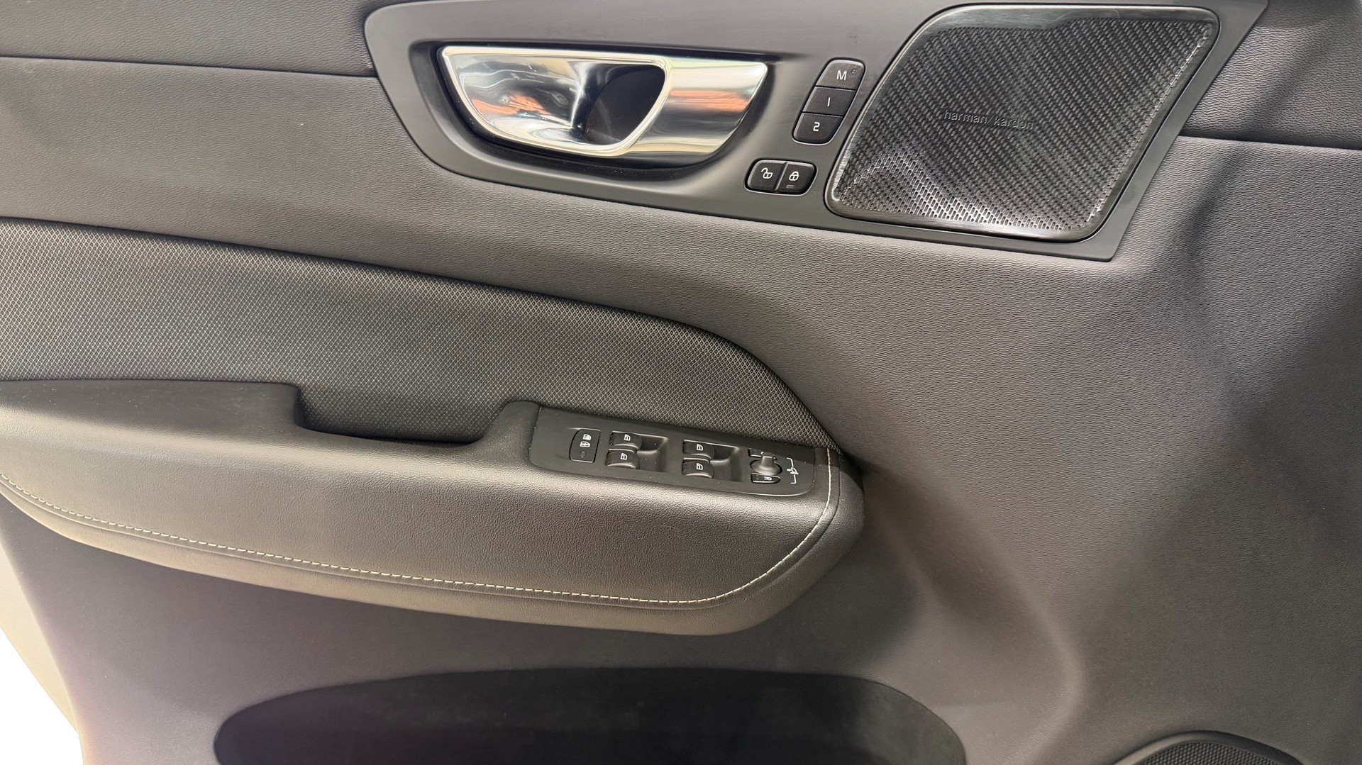 VOLVO XC60 T8 eAWD R-Design-image-14