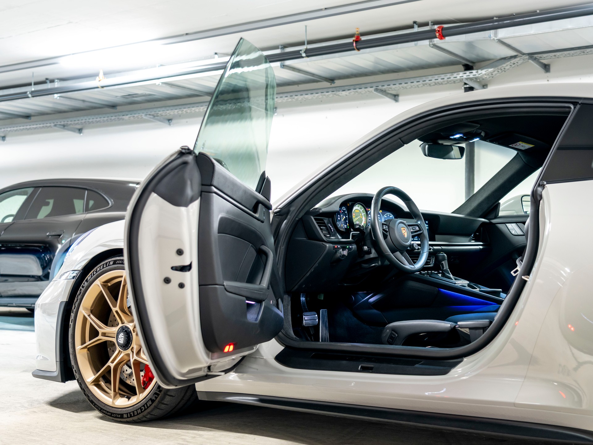 PORSCHE 911 GT3 Touring-image-10