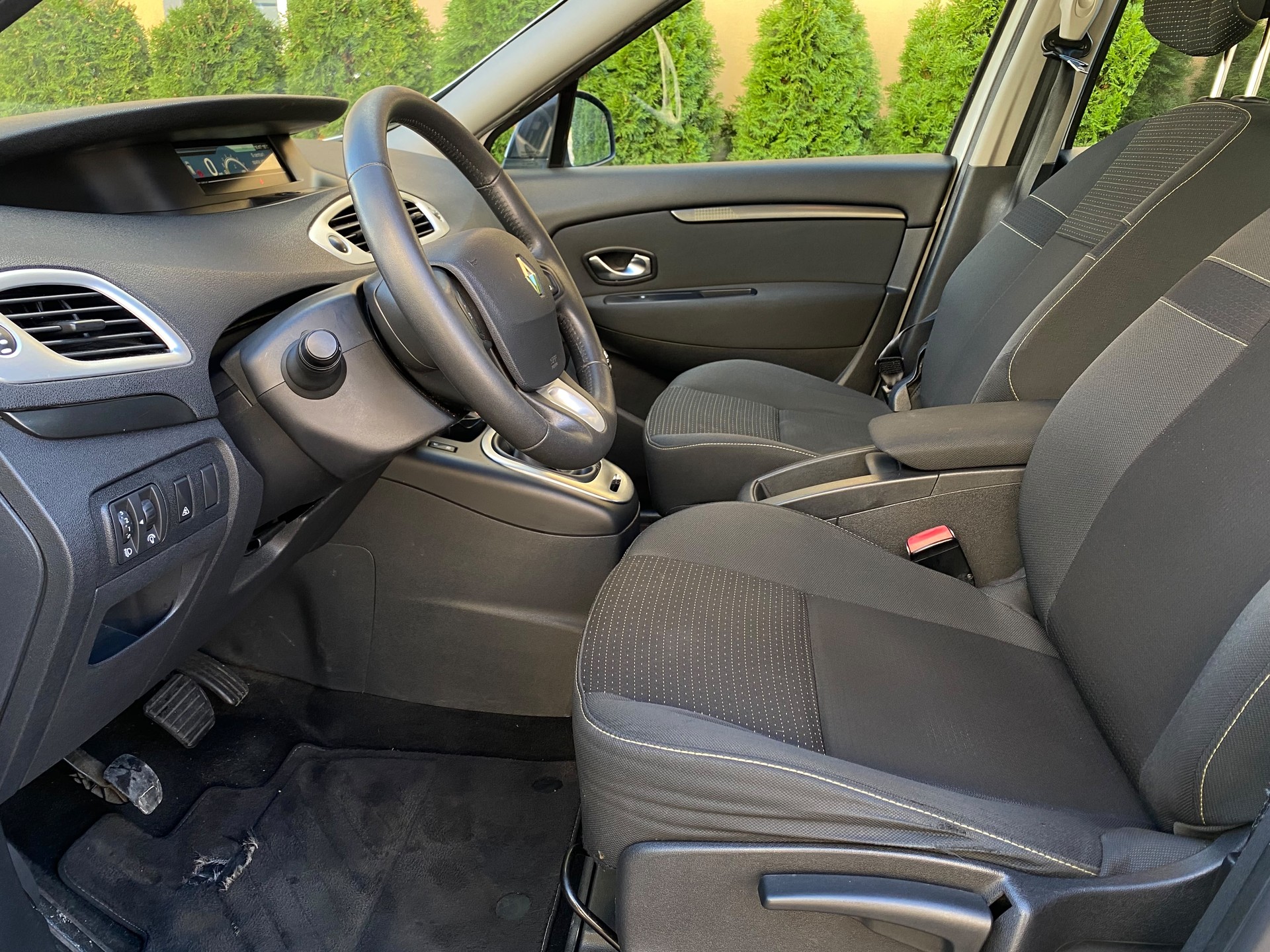 RENAULT Scénic 1.4 16V Turbo Privilège-image-9