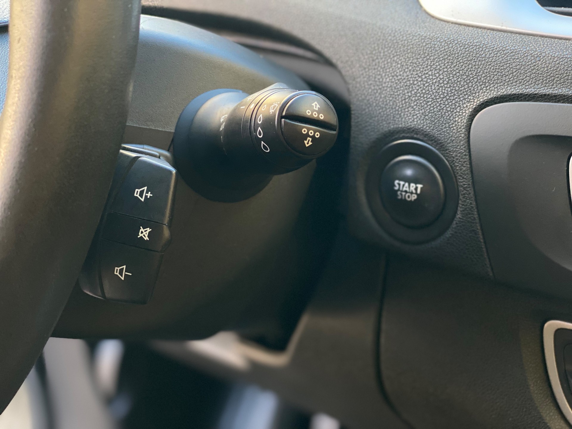 RENAULT Scénic 1.4 16V Turbo Privilège-image-18