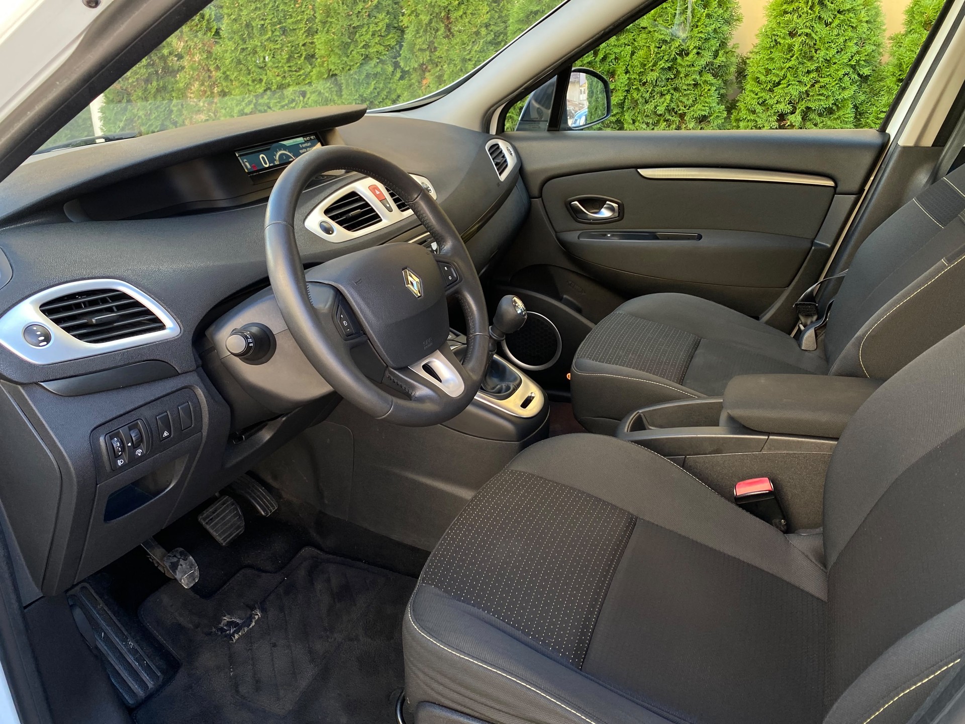 RENAULT Scénic 1.4 16V Turbo Privilège-image-10