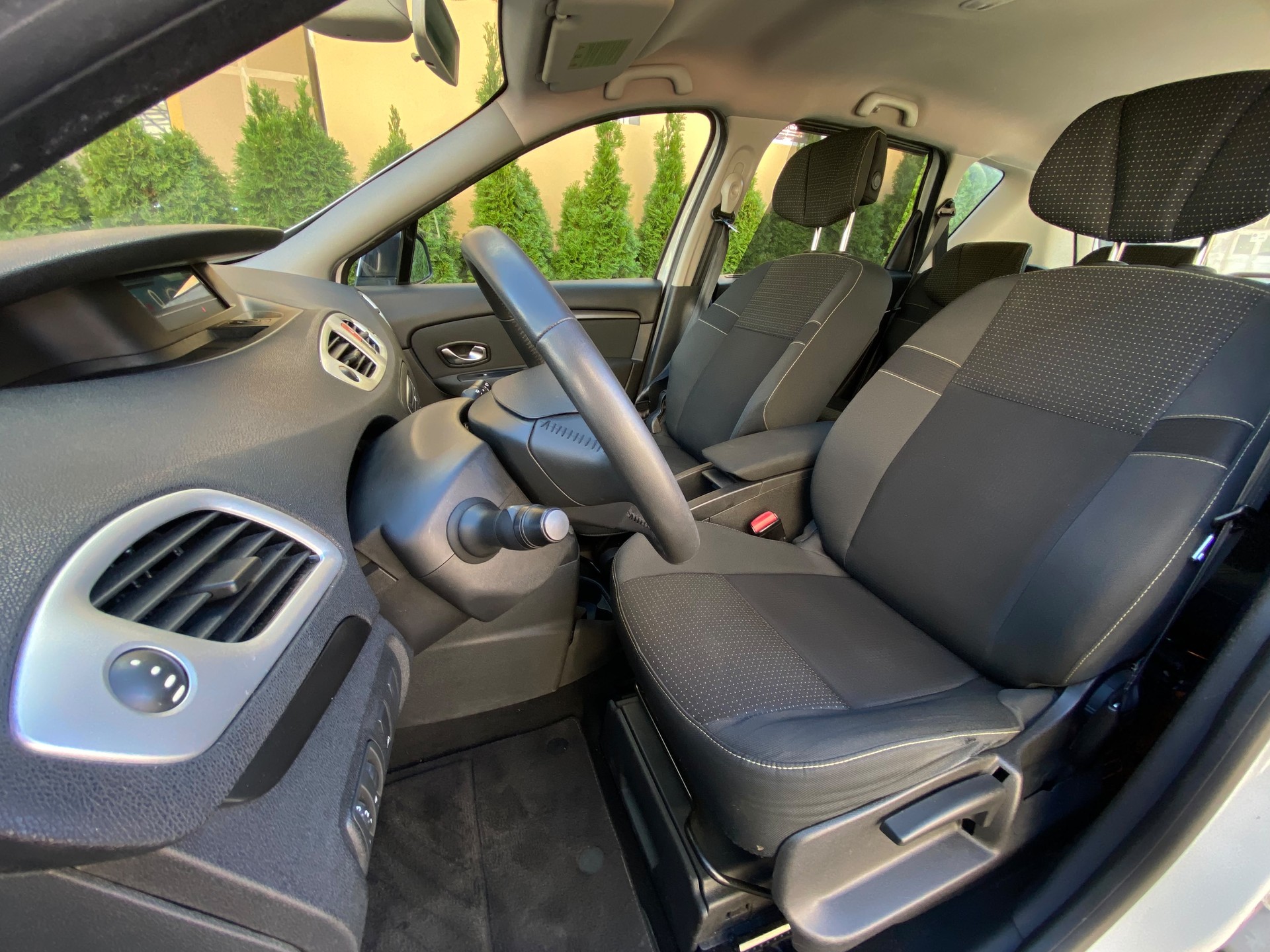 RENAULT Scénic 1.4 16V Turbo Privilège-image-8