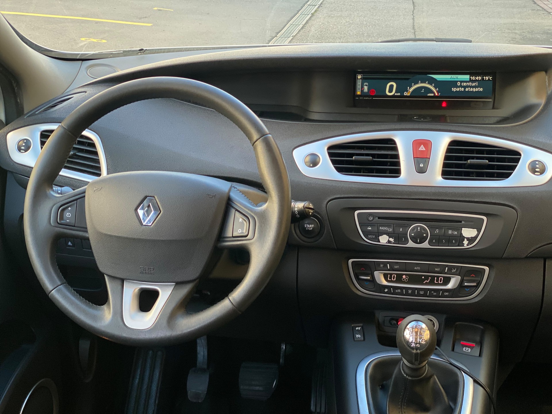 RENAULT Scénic 1.4 16V Turbo Privilège-image-15