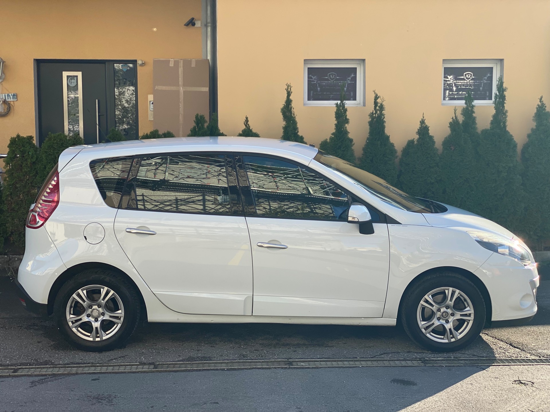 RENAULT Scénic 1.4 16V Turbo Privilège-image-3