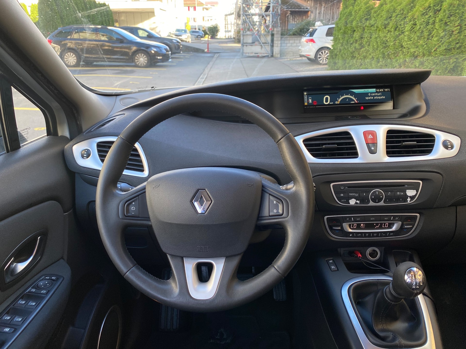 RENAULT Scénic 1.4 16V Turbo Privilège-image-17