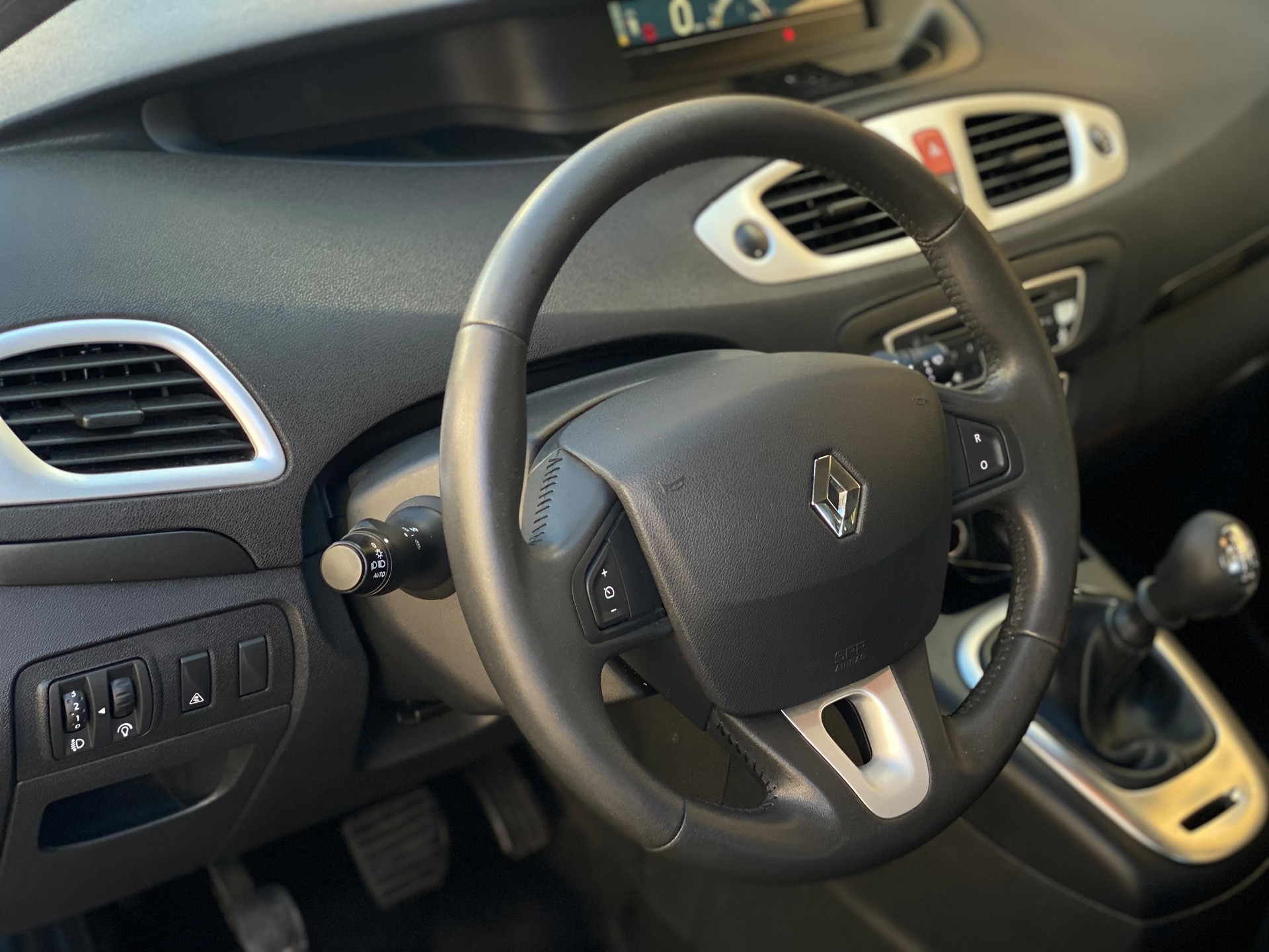 RENAULT Scénic 1.4 16V Turbo Privilège-image-14