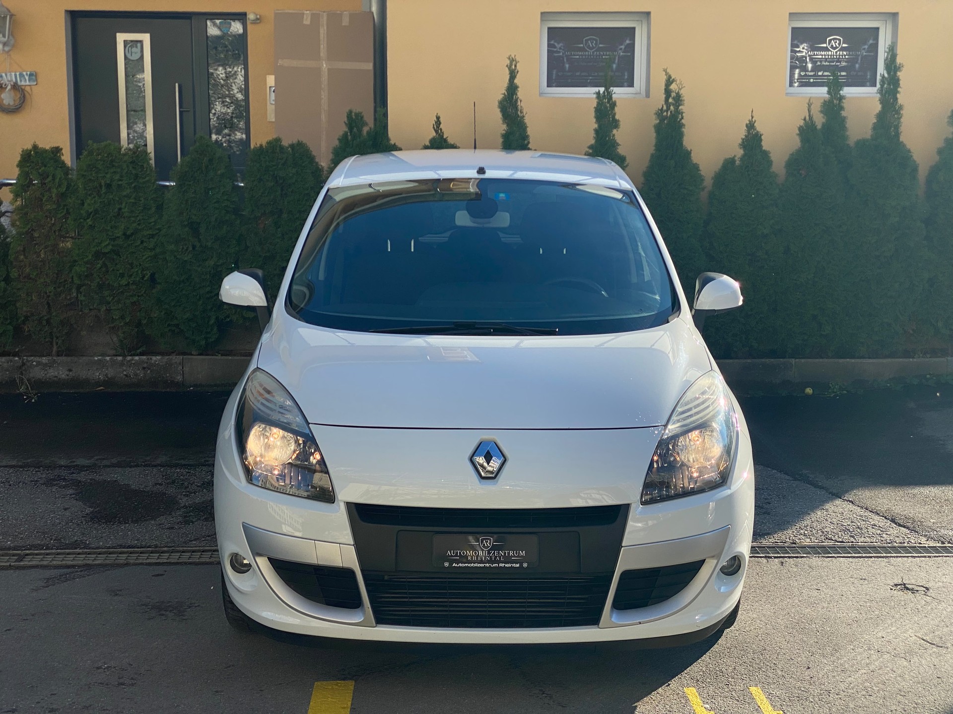 RENAULT Scénic 1.4 16V Turbo Privilège-image-1
