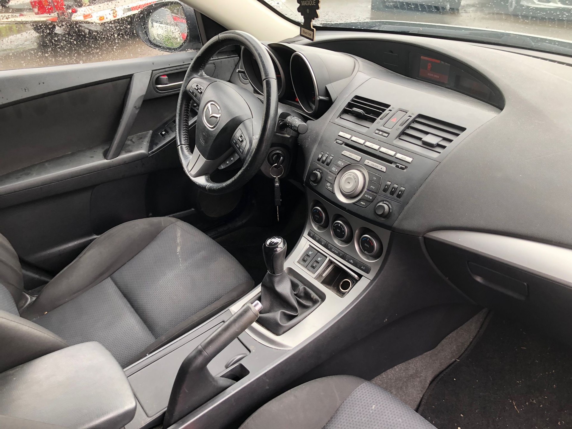 MAZDA 3-image-7