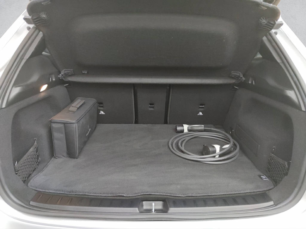 MERCEDES-BENZ EQA 250 AMG Line-image-8