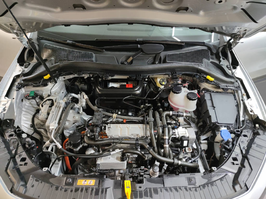 MERCEDES-BENZ EQA 250 AMG Line-image-9