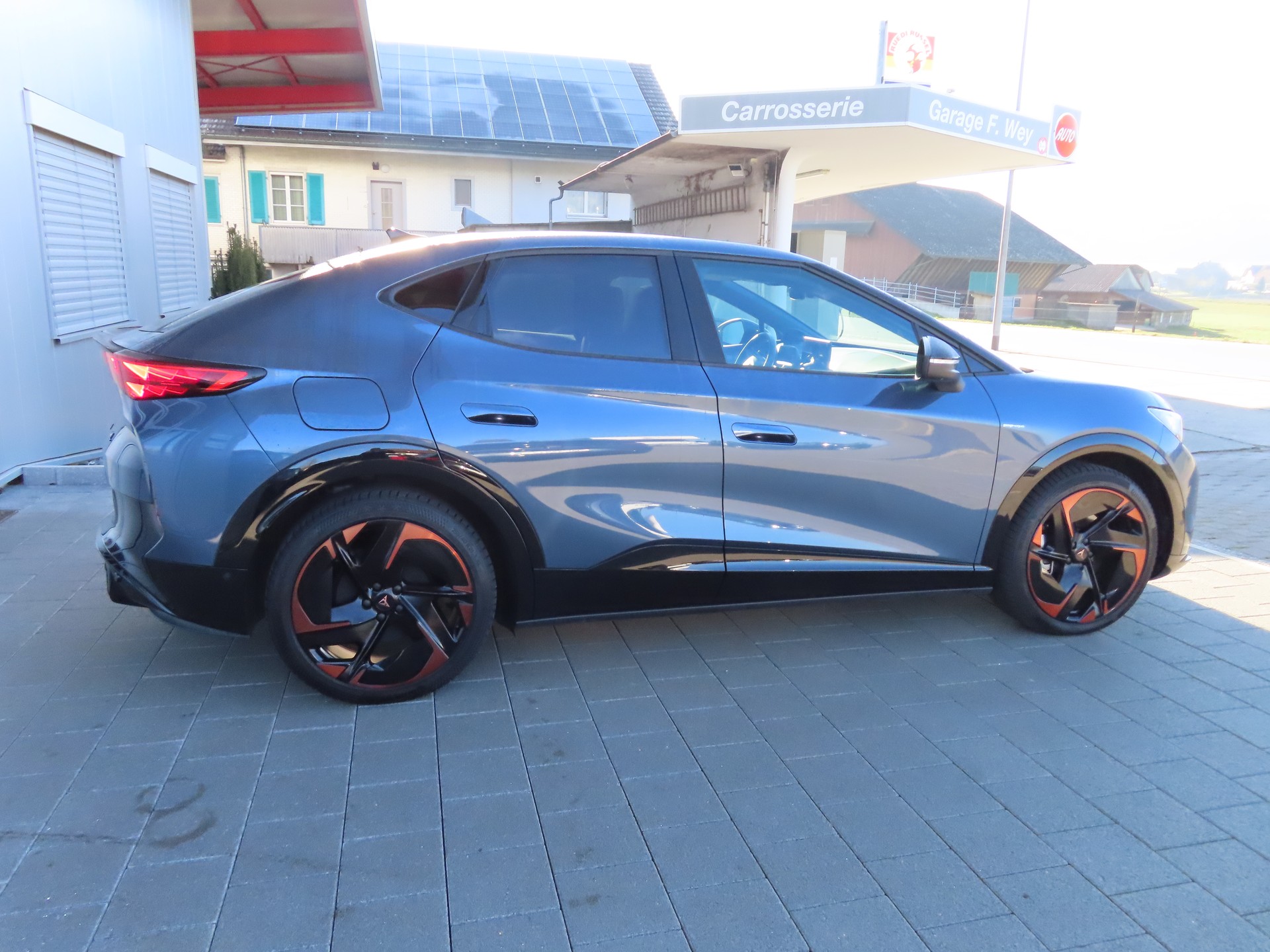 CUPRA Tavascan Type 9 77 kWh VZ Adrenaline-image-1