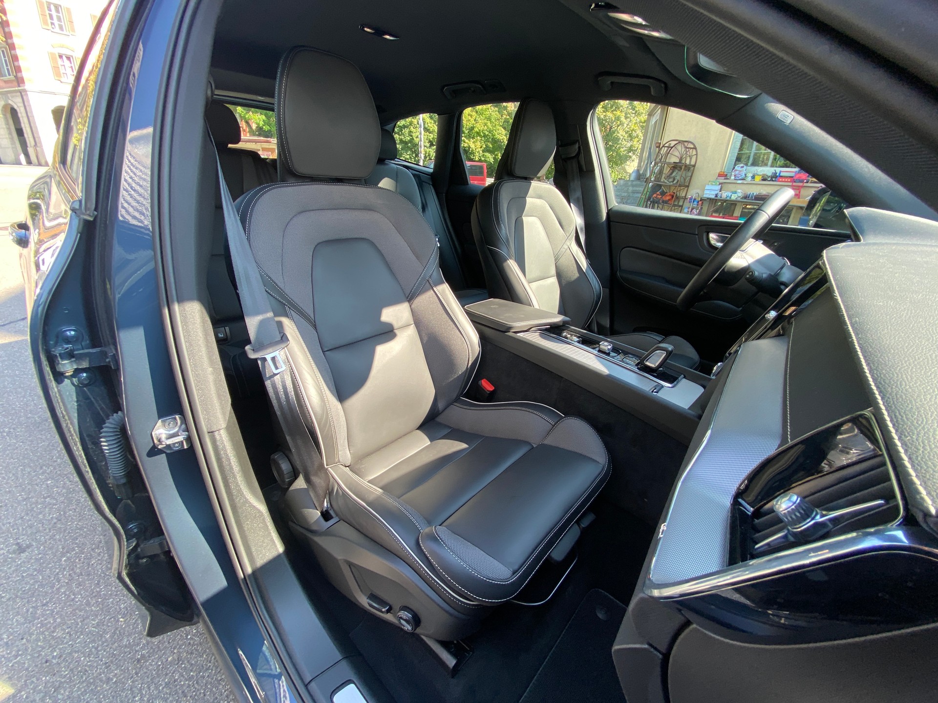 VOLVO XC60 B5 Diesel Mild Hybrid AWD R-Design Geartronic-image-11